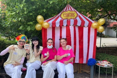 Žákyně z 2.A pomáhají s organizací zahradní slavnosti s názvem Cirkus v Senevida Modřice