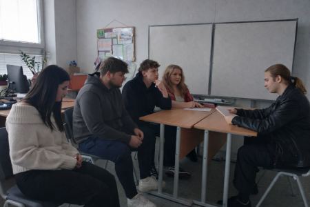 4.B si zkouší maturitu - v komisi se žáci střídají a své zkoušené spolužáky vůbec nešetří, taková přísnost :-)